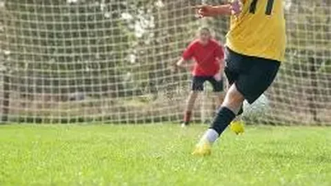 “21日决战巅峰！暖城足球联赛四强揭晓，鄂尔多斯足球赛事亮点频现”